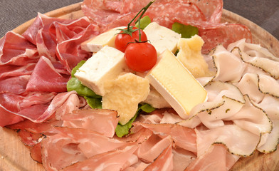 plato de variedad de cortes de jamon crudo salame prosciutto y queso.
