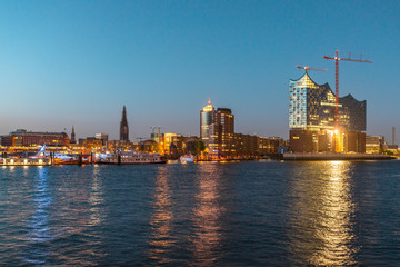 Fototapeta premium Elbphilharmonie nocą jako główna atrakcja Hamburga. Budynek jest celowo zaprojektowany w stylu morskim. Formularze przypominają żeglugę i port