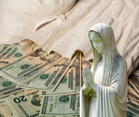 Praying statue with cash background