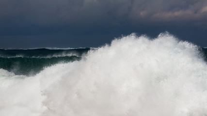 Obraz premium Frozen motion of large wave on beach