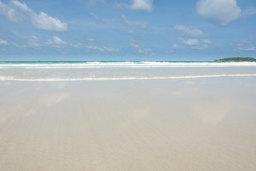 Fototapeta na wymiar Beautiful beach sea