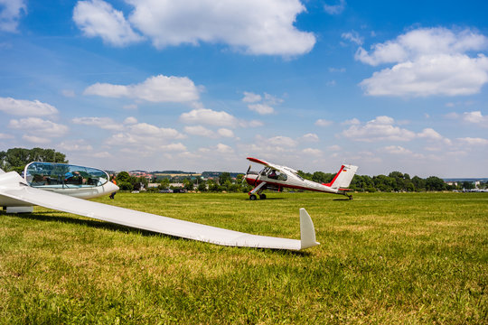 Segelflugzeug mit Motorflugzeug