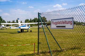 Obraz na płótnie Canvas Flugplatzleitung Sportflugplatz
