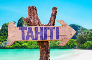 Tahiti wooden sign with beach background - obrazy, fototapety, plakaty