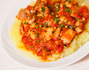 meat in tomato sauce with mashed potatoes