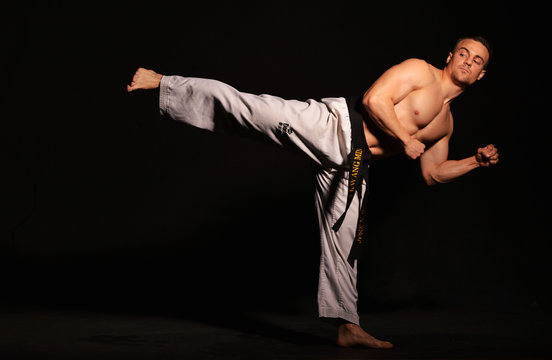 Patada de taekwondo en entrenamiento