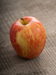 Apfel auf einem Holzhintergrund