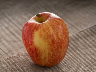 Apfel auf einem Holzhintergrund