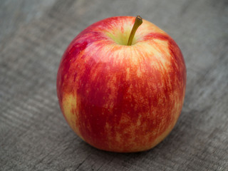 Apfel auf einem Holzhintergrund
