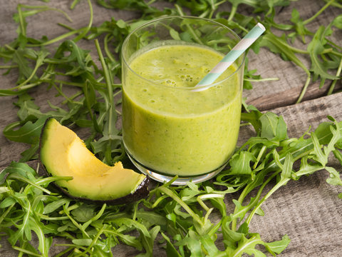 Grüner smoothie mit avocado und rucola
