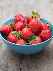 Schale mit frischen Erdbeeren auf einem Holzhintergrund