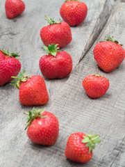 Frische Erdbeeren auf einem Holztisch