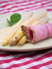 Weißer Spargel mit Kochschinken