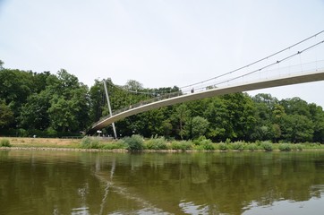 Obraz premium Fußgängerbrücke bei Kanzlers Weide, Minden