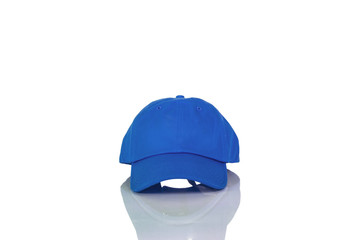 Gorro azul sobre un fondo blanco liso y aislado. Vista de frente y de cerca. Copy space