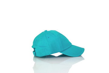 Fototapeta premium Gorro celeste sobre fondo blanco aislado. Vista de frente. Copy space