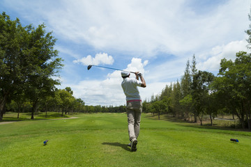 Naklejki  szerokie pole golfowe w bardzo ładny letni dzień z graczem