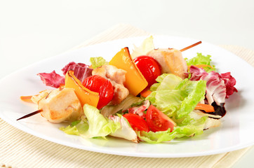 Chicken skewer with vegetable salad