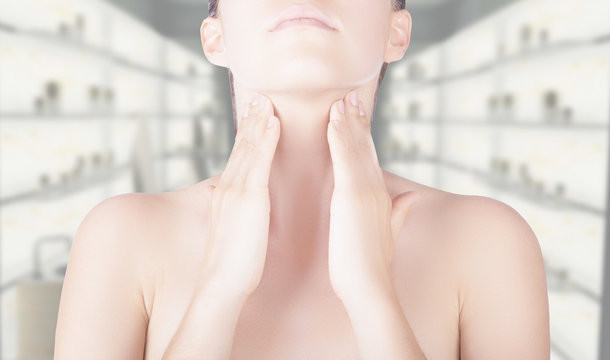 Donna con mani su gola sfondo ambulatorio