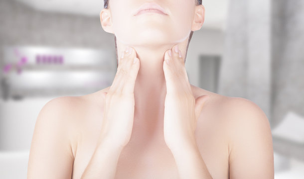 Gola di donna con sopra mani sfondo ambulatorio