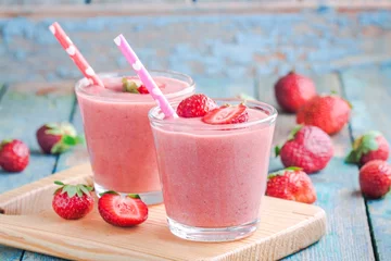 Fototapete Milchshake Zwei Gläser Erdbeer-Smoothie mit Strohhalmen