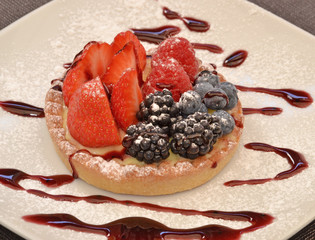 Dulce,pastel de frutas de Bosque y sirop de caramelo.