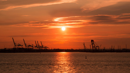 Fototapeta na wymiar Sonnenuntergang im Hafen 