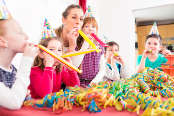 Kinder feiern Geburtstag mit Luftschlangen