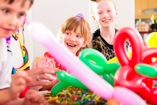 Kinder mit Luftballons haben Party zum Geburtstag