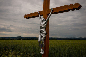 Kruzifix mit Jesus am Rand einer Landstraße