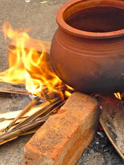 Feuerstelle mit Backsteinen und braunem Tonkrug