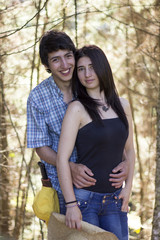 Fototapeta premium pareja en el bosque (Abrazo)