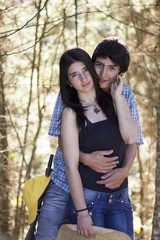 Fototapeta premium pareja en el bosque