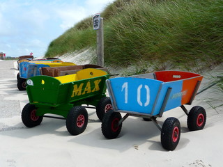 Bollerwagen und Dünenstrand