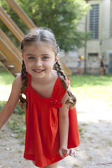 Bambina che sorride al parco giochi