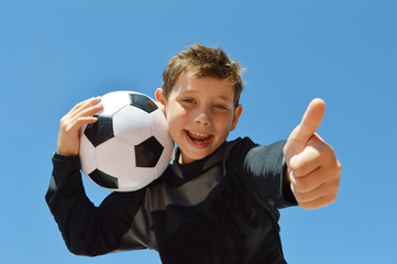 Kind mit fussball © Natallia Vintsik