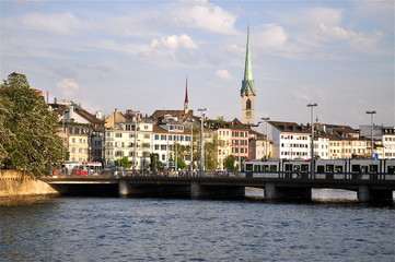 Fototapeta na wymiar Zürich mit Bahnhofquai Brücke, Schweiz