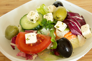 Gemischter Salat mit Oliven und Feta
