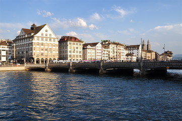 Fototapeta na wymiar Zürcher Altstadt mit Rudolf Brun Brücke, Schweiz