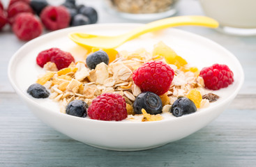Müsli mit frischen Beeren