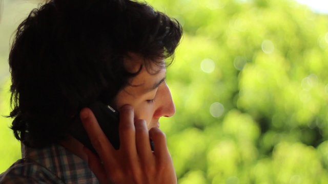 hablando por celular