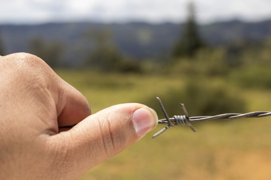 mano sobre el alambre