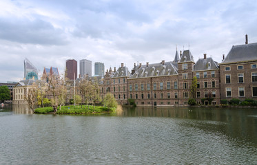 Obraz premium Dutch parliament buildings Binnenhof with skyscrapers in the bac