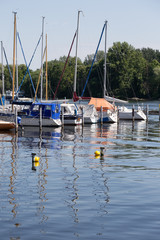 Hafen und Bojen