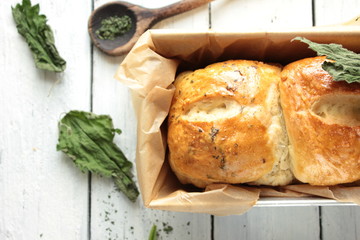 Weizenbrot kräuter Wildkrauter holzbrett