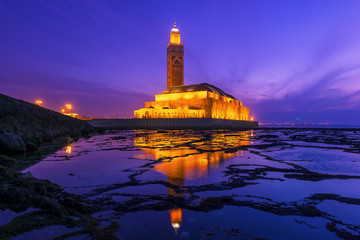 Obraz premium Meczet Hassana II podczas zachodu słońca w Casablance, Maroko
