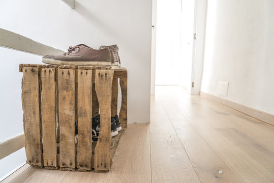 scarpiera con cassetta di legno