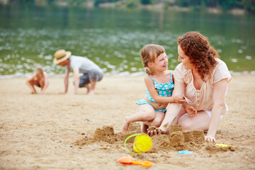 Mutter und Tochter bauen Sandburg