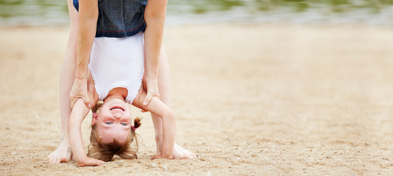 M&auml;dchen macht Handstand am Strand