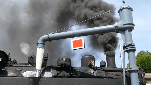 Dampflok nimmt Wasser auf